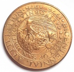 Estados Unidos, Medalha com Variante (Grave Erro de Rotação: Reverso Invertido e Inclinado a aprox. 200), 1976, Bicentenário - Afiliação York (PA) / San Mateo (CA), US Mint, Bronze  Medalha comemorativa oficial cunhada em bronze pela Casa da Moeda dos EUA (United States Mint) por ocasião do Bicentenário da Independência Americana. O anverso exibe o brasão de armas oficial da Cidade de York, Pensilvânia, encimado por uma águia americana. O reverso apresenta o belíssimo selo comemorativo da Cidade de San Mateo, Califórnia, retratando o sol nascente sobre as colinas e a vegetação costeira, sob a legenda Bicentennial Affiliation 1776-1976. Peça com excelente cunhagem oficial, pátina e módulo aproximado de 37 mm. Lote altamente colecionável para entusiastas de exonúmia institucional e história americana.