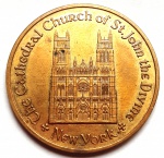 Estados Unidos, Belíssima Medalha, c. Dec. 1970/1980, Cathedral Church of St. John the Divine - New York, Alto Índice de Raridade Numista, N#408863, Latão  Medalha de souvenir oficial cunhada em latão celebrando a icônica Catedral de São João, o Divino, situada em Nova York. O anverso exibe com riqueza de detalhes a imponente fachada de arquitetura gótica e os portais da histórica igreja-mãe da diocese. O reverso apresenta uma bela composição com os sete castiçais e as sete estrelas bíblicas, em alusão ao livro do Apocalipse de São João. Peça escassa com alto índice de raridade no catálogo Numista (pontuação atual na faixa de 82-85), excelente módulo de 39 mm, alto relevo marcante e pátina original de época. Item altamente colecionável para entusiastas de medalhística de temática sacra e raridades de exonúmia.