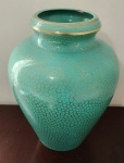 WEISS - Vaso decorativo de Cerâmica  na cor verde agua , adornado com um padrão texturizado em dourado que lembra escamas e um delicado acabamento filetado a ouro na borda , com furo na lateral com adaptação para abajur . Possivelmente Alemã . Apresenta lascado na borda . Medida : 42cm de Alt / 15 cm de Boca .