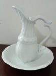 Jarro com Bacia em Porcelana branca , decorada em relevo .Medida Jarro : 30cm de Alt / Bacia : 32x6 cm.