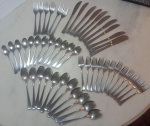 NORITEX INOX - Jogo de talheres ; sendo : Seis Garfos de refeição , Onze Colheres para refeição , Onze Facas para refeição , Doze Colheres para sobremesa , Doze Garfos para sobremesa . Total : 52 peças .