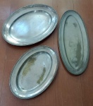 WOLFF PRATA 90 - Duas antigas bandejas ovaladas e uma para peixe . Maior medindo : 50x21x2cm . Necessita de limpeza.