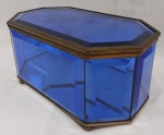 Caixa porta joia em vidro , no tom azul com leve lapidação floral , acabamento em metal dourado . No estado . Medindo : 18x10x9 cm .