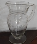Belissima Jarra para agua/suco em Demi cristal , decorado com lapidação floral . Medindo : 22x18 cm.
