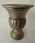 Pequena Floreira/Ânfora em metal . Medida : 11x8 cm . No estado; necessita banho.