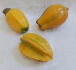 Lote com Três frutas decorativas  ( Caju, carambola e mamão  ) .Maior : 13x10 cm.