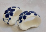 Dois porta guardanapos em cerâmica na cor branca com dec. floral azul . Medida :5x3 cm.