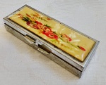 Antigo Porta comprimido em aço inox , decorado com flores em madre perola . Com seis compartimento . Medida : 8,5 x 2,5 x 1,5 cm.