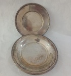 Duas pequenas bandejas redonda , sendo uma em metal prateado e a outra da marca Wolff . Maior medindo : 15 cm.