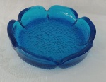 Cinzeiro em vidro no tom azul . Medindo : 19x19x4 cm.