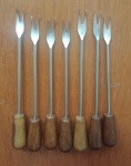 Lote com Sete garfos para petisco , com cabo em madeira de Oliveira . Medida : 10cm.