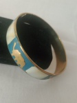 Bracelete Indiano em metal dourado , com decoração em madre perola .