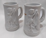 Duas canecas de chopp , na cor branca , com figura em alto relevo de dama . Medida : 12cm.