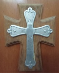 ARTE SACRA - Crucifixo em madeira com aplique central em Prata . Possivelmente de origem Mexicana . Medida madeira : 29x23 cm / Medida Aplique : 23x17cm.