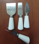 Kit para Queijo/Petisco em inox e cabo em cerâmica . Total Quatro peças . Um apresenta pequeno lascado . Medida : 12x4 cm .