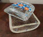 Porta joia em vidro craquelado , com dec. floral . Medida : 11x10x6 cm. Apresenta um bicado.