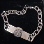 Pulseira em aço , com grossa  corrente e plaquinha. Medindo 19 cm de comprimento aberta.