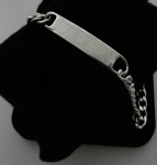 Pulseira em aço , com corrente e plaquinha com figura de art sacra.