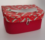 Caixa organizadora com alça . Apresenta marcas do tempo . Medida : 25x17x15 cm.