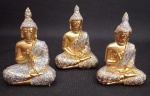 Belíssimo mini trio de budas tailandês orando . No tom dourado e embelezado com brilhos prateados. Medindo : 9x5 cm.