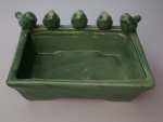 Linda floreira retangular com pássaros na borda , na cor Verde. Linda peça!!!! . Med : 22x15x6 cm .