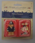 CREST OF LONDON - SOUVENIR DE VIAGEM - Imãs para Geladeira , representando ônibus e urso . Medindo : 5x2 cm.