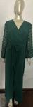 Belíssimo Vestido longo na cor verde musgo , mangas longas com aplicações de pompons texturizados e detalhe transpassado na cintura . Tamanho : 1XL
