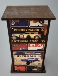 Pequeno Gaveteiro organizador de madeira , possui duas gavetas decoradas com estampas de placas de carros vintage e carros clássicos americanos . Medida : 22x13x10 cm .