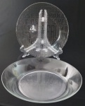 Grande saladeira em vidro , acompanha um prato para pizza/queijo/frios com dizeres lapidados em sua base. Med maior (saladeira) 29x6cm.