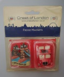 CREST OF LONDON - SOUVENIR DE VIAGEM - Imãs para Geladeira , representando Castelo e Ônibus . Medindo : 5x2 cm.