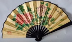 Lindo leque de origem oriental em papel e varetas na cor preta ; decorado com flores  . O leque mede fechado 27 cm de comprimento .