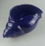 Floreira representando concha tipo Buzios  na cor Azul ;  trabalhada em relevo. Medindo : 30x16x13 cm.