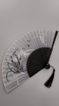 Lindo leque de origem oriental em papel e varetas na cor preta com acabamento em pingente em seda na cor preta e detalhe de flores , na cor cinza com decoração de flores e borborboleta ; . O leque mede fechado 21 cm de comprimento .