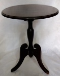 Mesa colonial redonda de canto em madeira escura ; com três pés . Medida : 47cm tampo / 60cm de altura  .Obs : Restauro nos pés ( Colado ) . Apresenta marcas do tempo .
