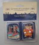 CREST OF LONDON - SOUVENIR DE VIAGEM - Imãs para Geladeira , representando Castelo e urso . Medindo : 5x2 cm.