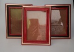 Lote com Três porta retrato com acabamento dourado , com vidro . Medida : 19x14cm . Medida da foto : 10x15 cm. Novo na embalagem .