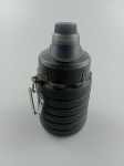 Garrafa esportiva dobravél em silicone , na cor cinza.