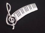 Exuberante broche em metal prateado representando NOTA MUSICAL . Medindo : 4 X 3  cm. Linda peça.