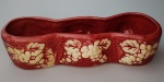 Belíssimo Cachepot em Cerâmica com decorações em alto relevo em cachos de uva , com leve silhueta com três divisórias, no tom rose  . Medida : 38x10x10 cm