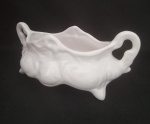 Floreira trabalhada, com duas alças ; decorações em alto relevo na cor Branco. Medindo : 20x12x8 cm.