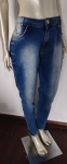 FACTUS - Calça jeans com stretch , botão dourado e detalhes nos bolsos com pedrinhas de strass . Tamanho : 42 .