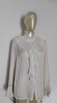 Elegante Blusa branca Plissada de tecido acetinado com gola alta drapeada e babados volumosos . Tamanho : XL .
