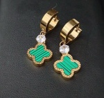 Brinco argolinha trevo em metal dourado .