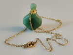 Pingente em quartzo na cor verde  , representando perfumeiro ; com colar em metal dourado com fecho boia.