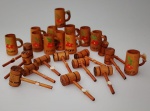 Miniatura em madeira com Doze caneca de Chopp e Doze martelo . Medida caneca : 2,5cm / martelo : 4cm.