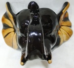 Linda Floreira em Cerâmica vitrificada representando cabeça de Elefante , na cor preta com detalhe em caramelo . Medindo : 15x14 cm / Sendo a abertura : 7x4 cm.