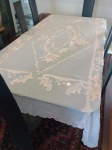 Bela toalha de mesa na cor rosa , em organza bordada .Apresenta desgastes . Medindo : 1,90 x 2,50 cm.