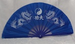 Lindo leque de origem oriental ; decorado com dragão na cor azul. Medindo : 65 x33 cm.