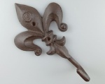Aplique para parede em ferro fundido, com um gancho representando Flor de liz . Medindo : 17x11 cm.