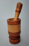 Pilão de Madeira com socador , socador apresenta pequenos desgastes .